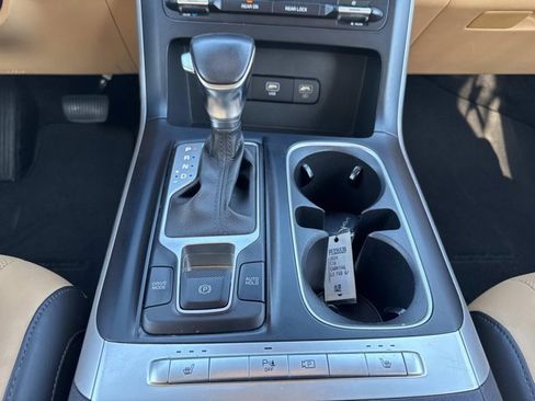 Used 2024 Kia Carnival LX image 28