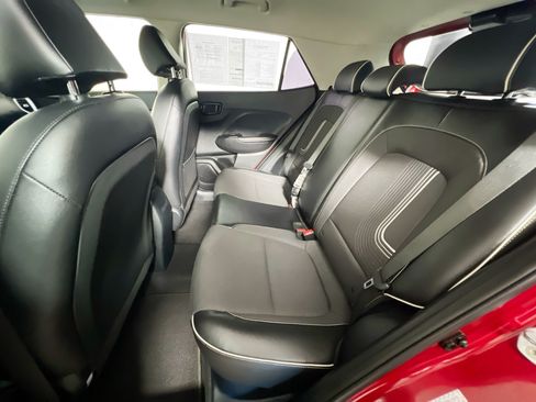Used 2022 Hyundai Venue Limited FWD image 27