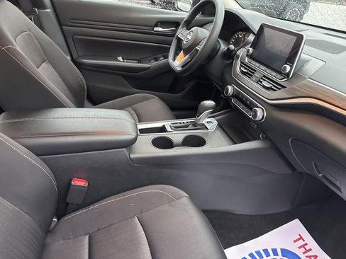Used 2025 Nissan Altima 2.5 SV image 2