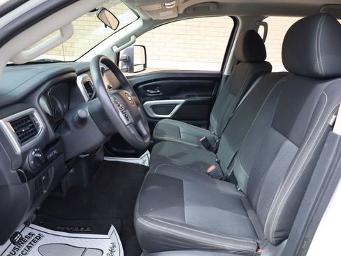 Used 2018 Nissan Titan SV image 15