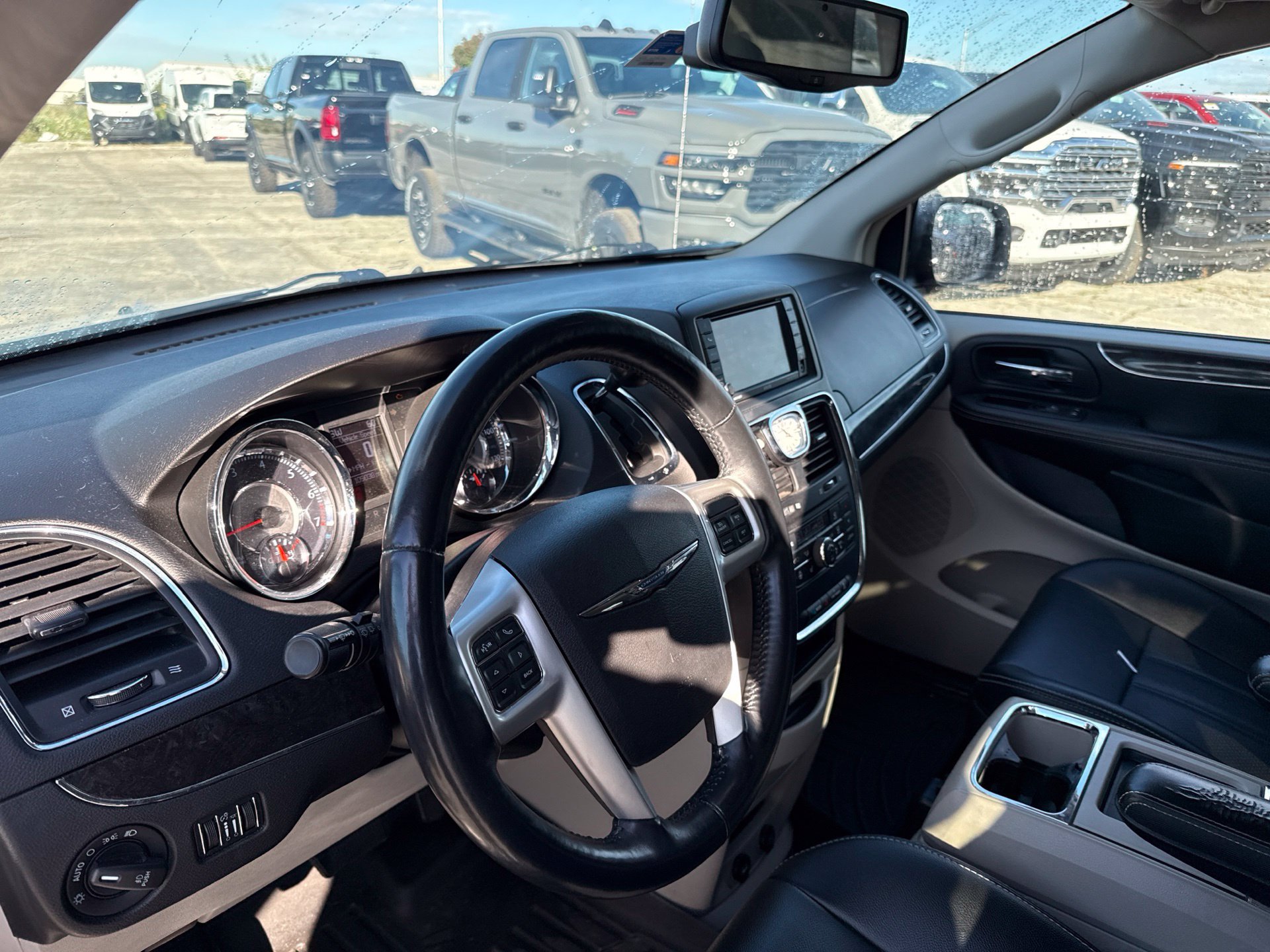Used 2015 Chrysler Town & Country Touring-L w/ Driver Convenience Group FWD image 8