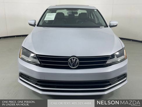 Used 2017 Volkswagen Jetta SE FWD image 2