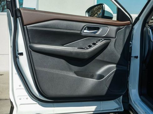 Used 2022 Nissan Rogue SV w/ SV Premium Package image 19