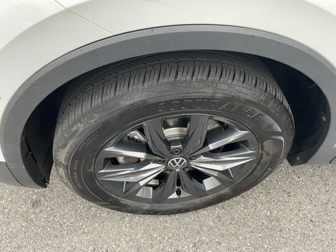 Used 2024 Volkswagen Tiguan SE FWD image 9