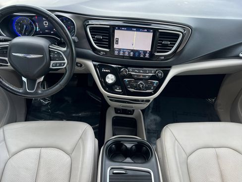 Used 2020 Chrysler Pacifica Touring-L Plus w/ Tire & Wheel Group FWD image 14