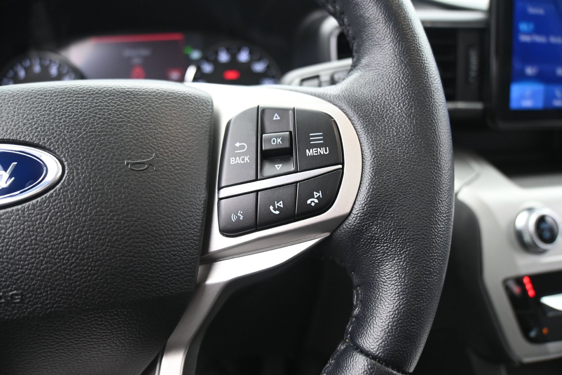 Used 2022 Ford Explorer XLT w/ Equipment Group 202A AWD/4WD image 25