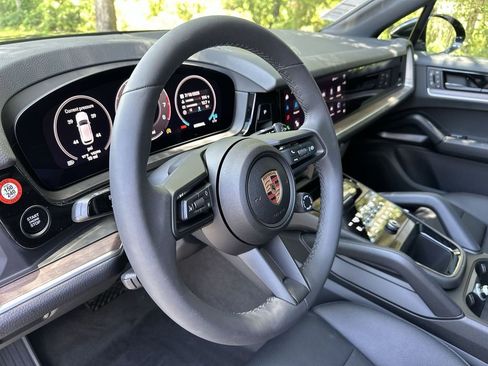 Certified 2025 Porsche Cayenne AWD/4WD image 10