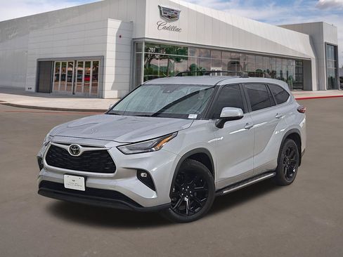 Used 2024 Toyota Highlander LE AWD/4WD image 1