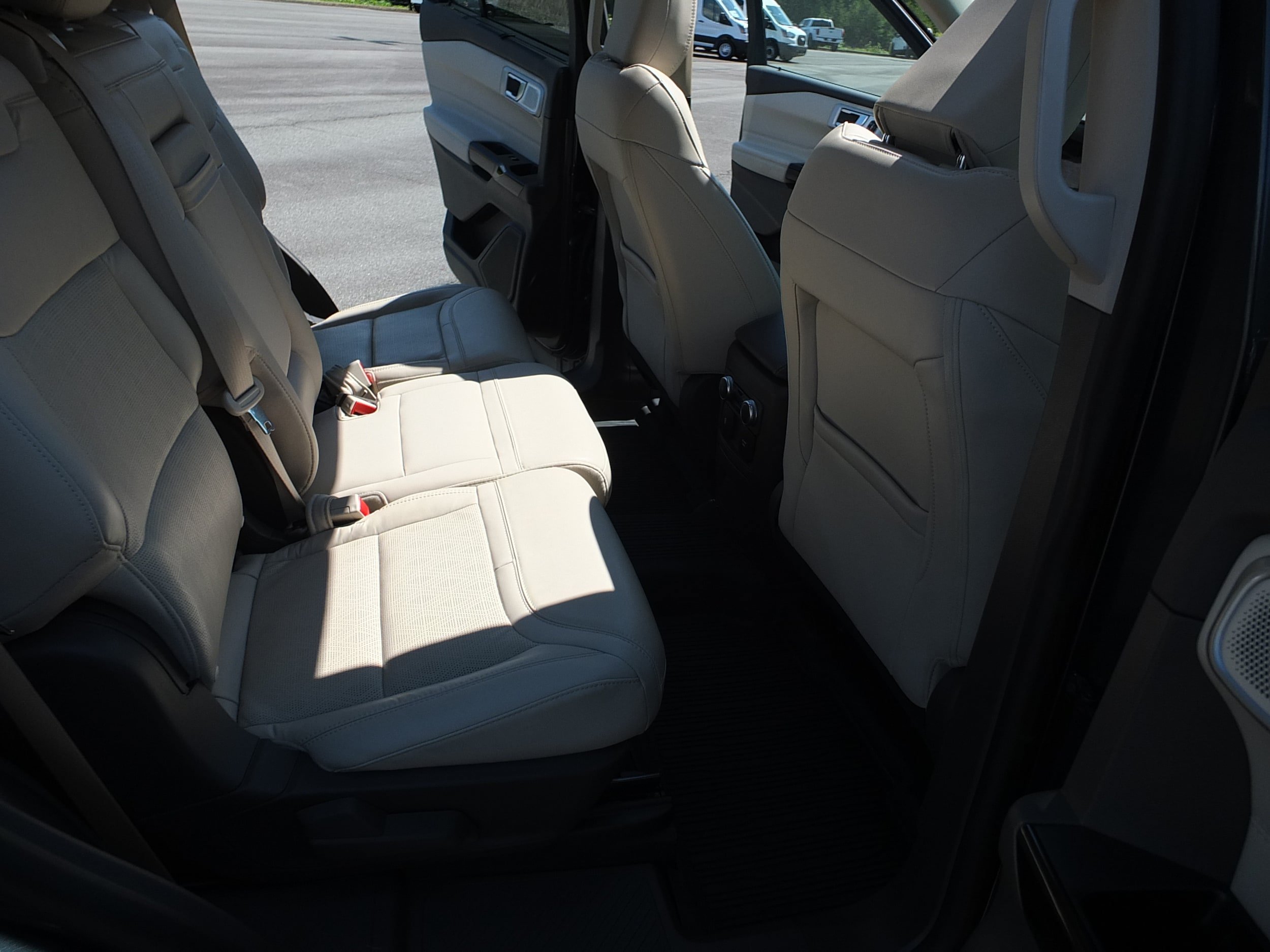 Used 2022 Ford Explorer Platinum w/ Technology Package AWD/4WD image 14