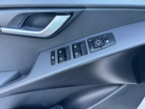 Used 2025 Kia Niro LX FWD image 18
