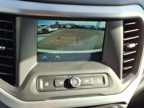 Used 2019 GMC Acadia SLE image 16