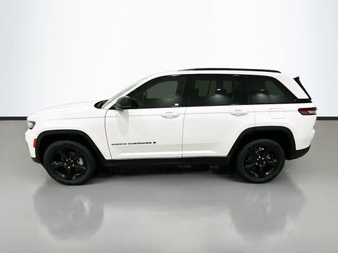 Used 2023 Jeep Grand Cherokee Limited w/ Black Appearance Package AWD/4WD image 4
