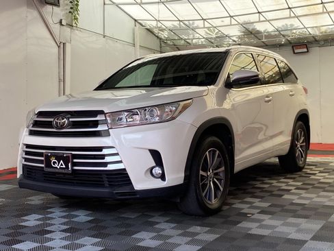 Used 2017 Toyota Highlander XLE AWD/4WD image 3