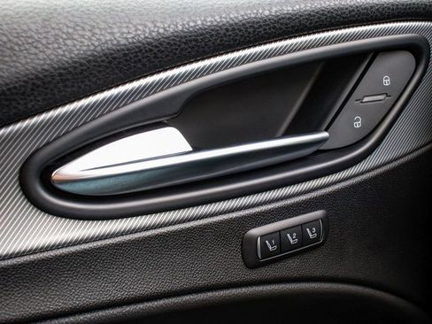 Used 2024 Alfa Romeo Stelvio Ti image 9