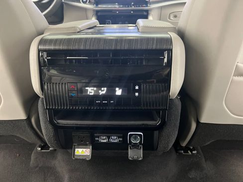 Used 2024 Jeep Wagoneer Series II w/ Flexible Seating Group image 24