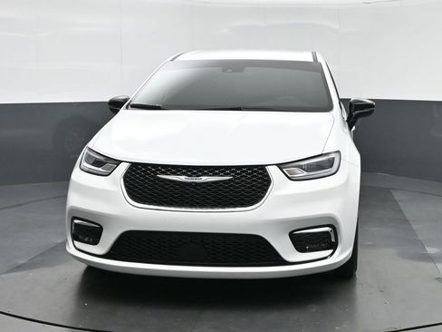 Used 2024 Chrysler Pacifica Touring image 2