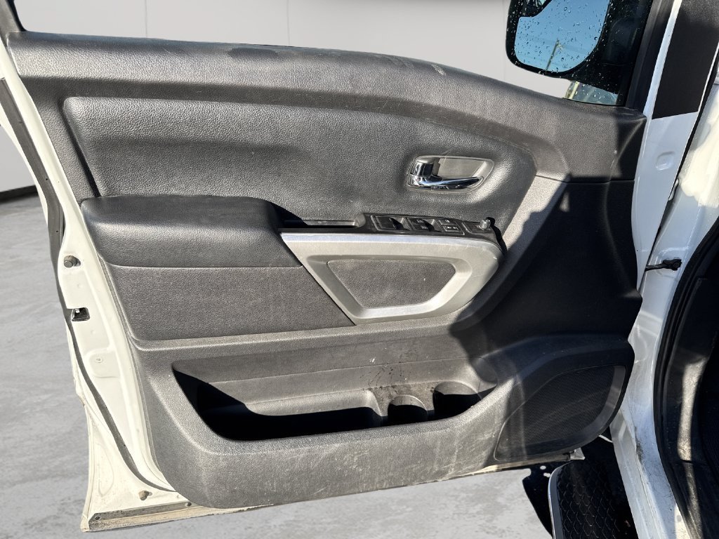 Used 2017 Nissan Titan SV AWD/4WD image 11