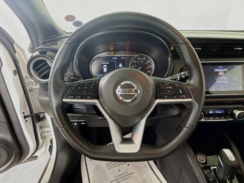 Used 2019 Nissan Kicks SR w/ SR Premium Package FWD image 11