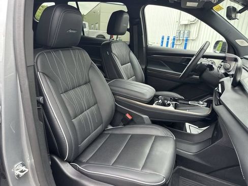 Used 2025 Buick Enclave Avenir AWD/4WD image 28