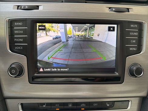 Used 2017 Volkswagen Golf SE image 24