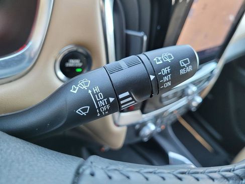 Used 2022 Chevrolet Traverse Premier image 35