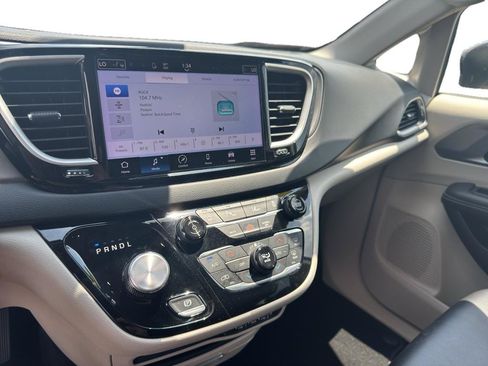 Used 2023 Chrysler Pacifica Touring-L FWD image 13
