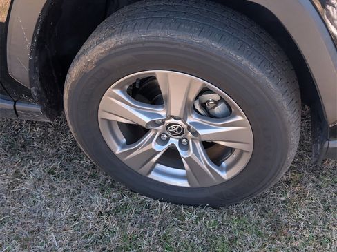 Used 2022 Toyota RAV4 XLE image 4