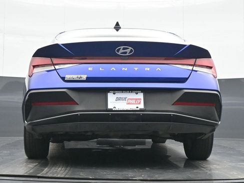 Used 2025 Hyundai Elantra SE image 19