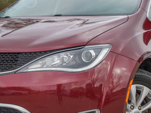 Used 2019 Chrysler Pacifica Touring-L image 3