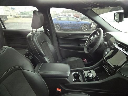 Used 2023 Jeep Grand Cherokee L Altitude image 2