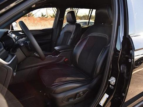 Used 2024 Jeep Grand Cherokee L Laredo image 20