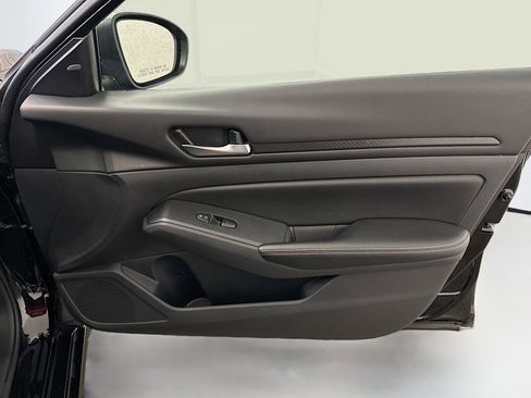 Used 2025 Nissan Altima 2.5 SV image 32