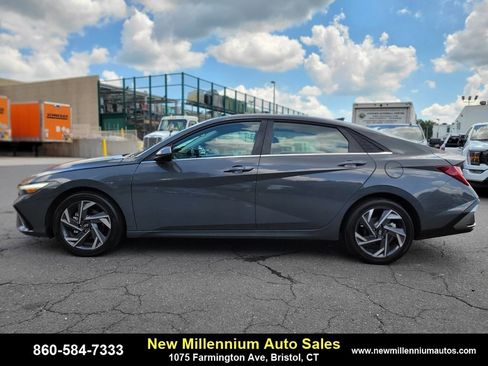 Used 2025 Hyundai Elantra SEL image 2