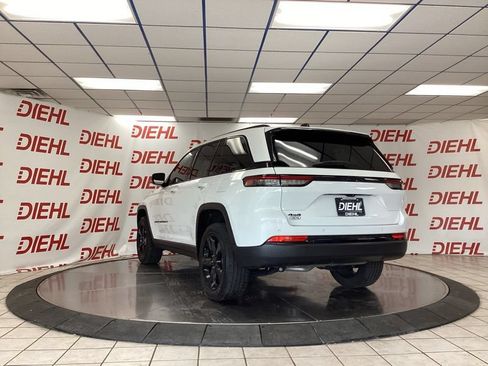 Used 2023 Jeep Grand Cherokee Altitude AWD/4WD image 5