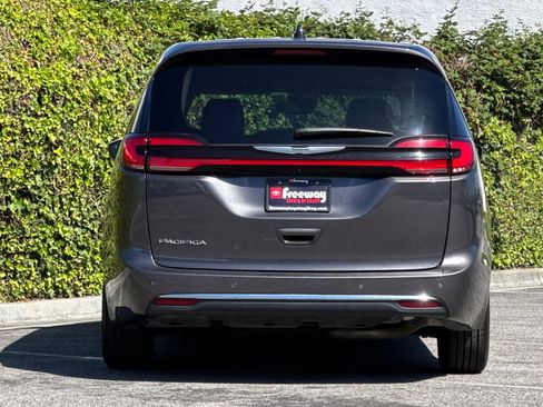 Used 2023 Chrysler Pacifica Touring-L FWD image 6