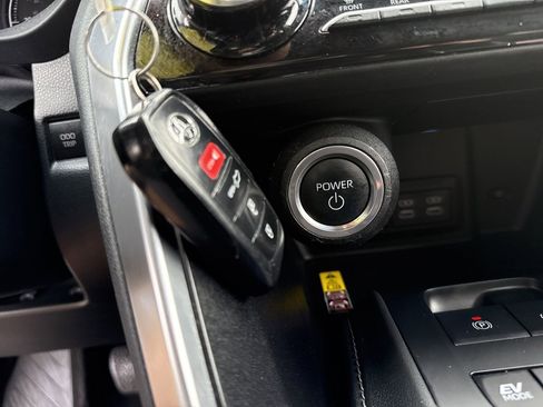 Used 2023 Toyota Venza LE image 19