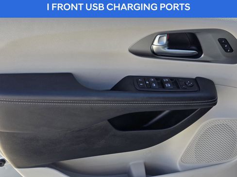 Used 2023 Chrysler Pacifica Touring-L image 16