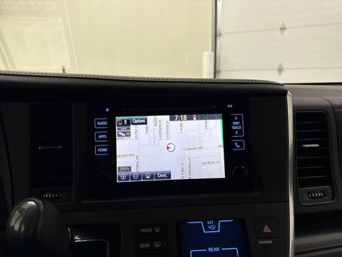 Used 2017 Toyota Sienna SE Premium image 19