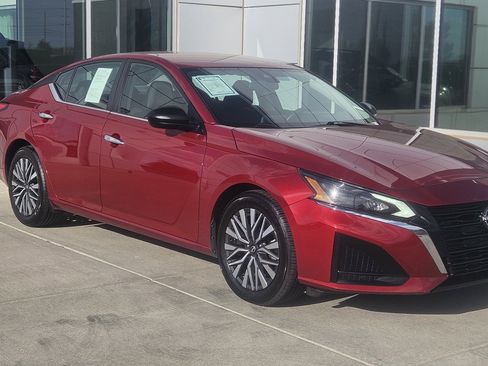 Used 2024 Nissan Altima 2.5 SV FWD image 1