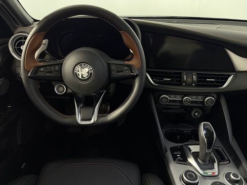 Used 2025 Alfa Romeo Giulia AWD image 13