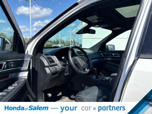Used 2018 Ford Explorer Platinum AWD/4WD image 2