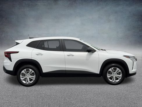 Used 2024 Chevrolet Trax LS FWD image 2