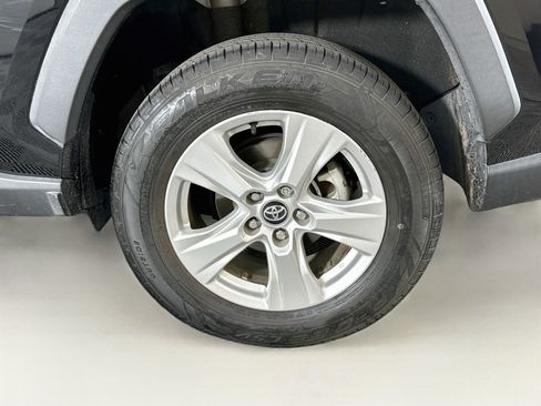Used 2020 Toyota RAV4 XLE w/ Convenience Package FWD image 11