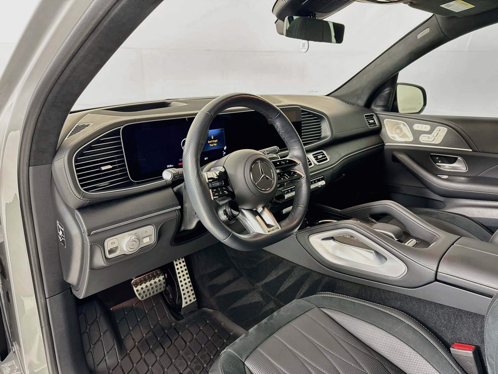 Used 2025 Mercedes-Benz GLS 63 AMG 4MATIC image 10