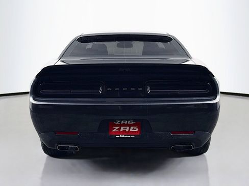 Used 2016 Dodge Challenger SXT image 4