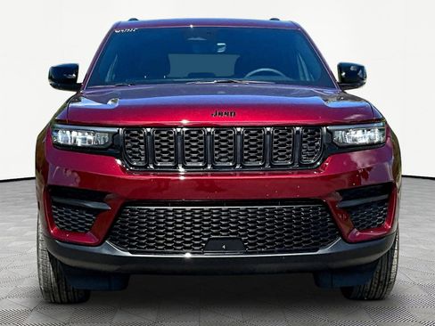 Used 2025 Jeep Grand Cherokee Altitude AWD/4WD image 2