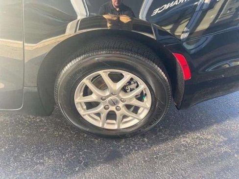 Used 2024 Chrysler Pacifica Touring-L image 14