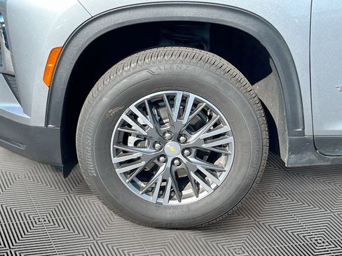 Used 2025 Chevrolet Traverse LT FWD image 11