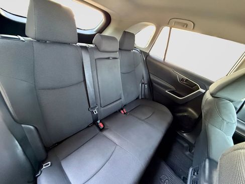 Used 2021 Toyota RAV4 LE AWD/4WD image 18