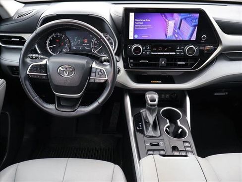 Used 2023 Toyota Highlander XLE AWD/4WD image 24